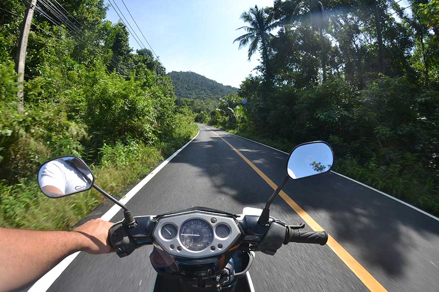 Roller-Motorrad-fahren-auf-der-Insel-Koh-Chang-thailand