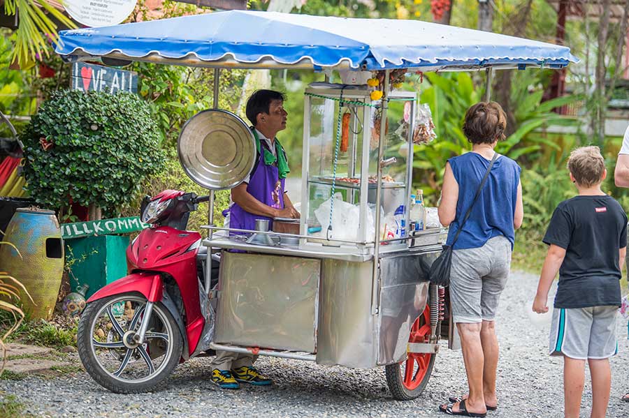 streetfood-koh-chang-markt-händler-insel-thailand-essen